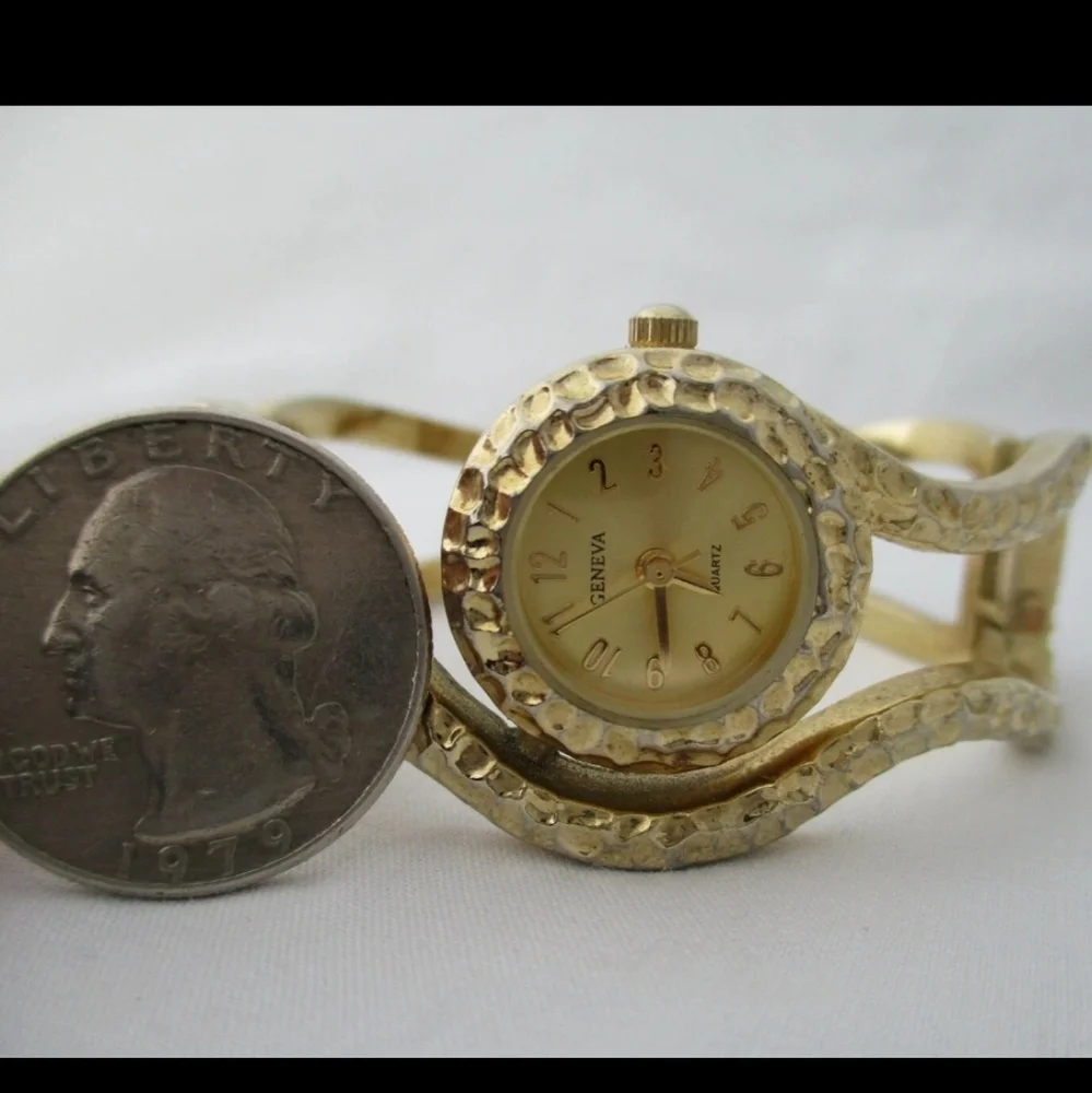 Geneva Bracelet Cuff Style Watch. EUC. Battery Currently Working. - Picture 4 of 7